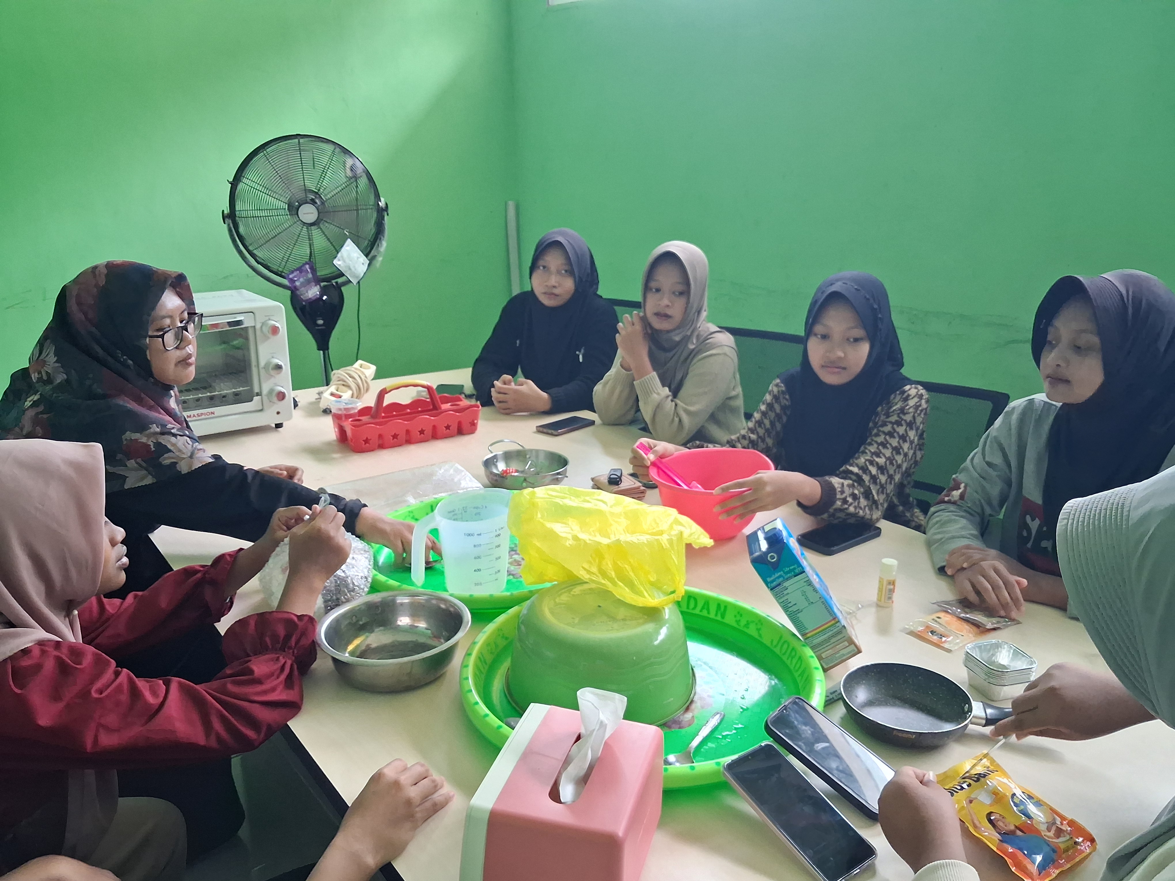 Festival Ramadan Double Track SMAN 1 Montong Diserbu Pesanan, Siswa Tunjukkan Kreativitas dan Keterampilan