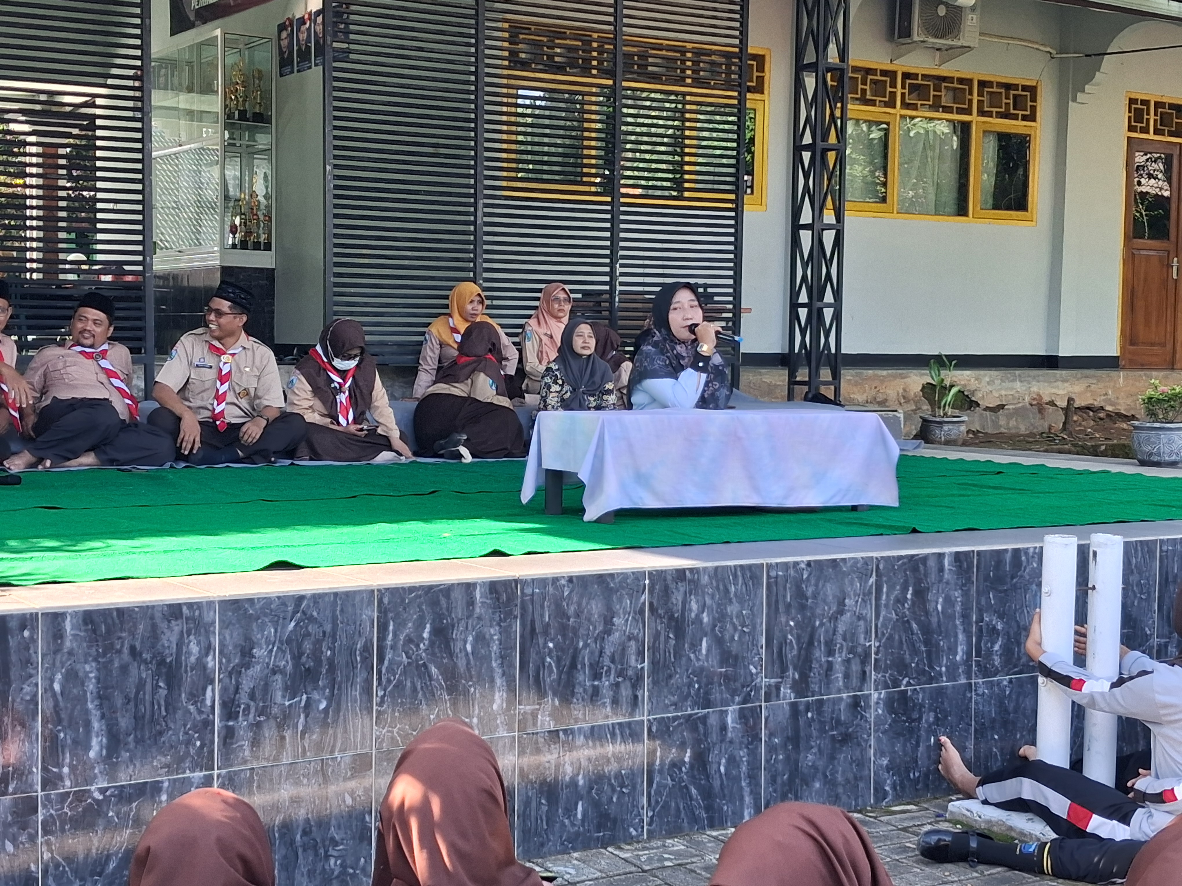 Disiplin Positif dan Istighosah Warnai Pagi di SMAN 1 Montong, Kepala Sekolah Tekankan Kebersihan dan Karakter Disiplin Positif dan Istighosah Warnai Pagi di SMAN 1 Montong, Kepala Sekolah Tekankan Kebersihan dan Karakter
